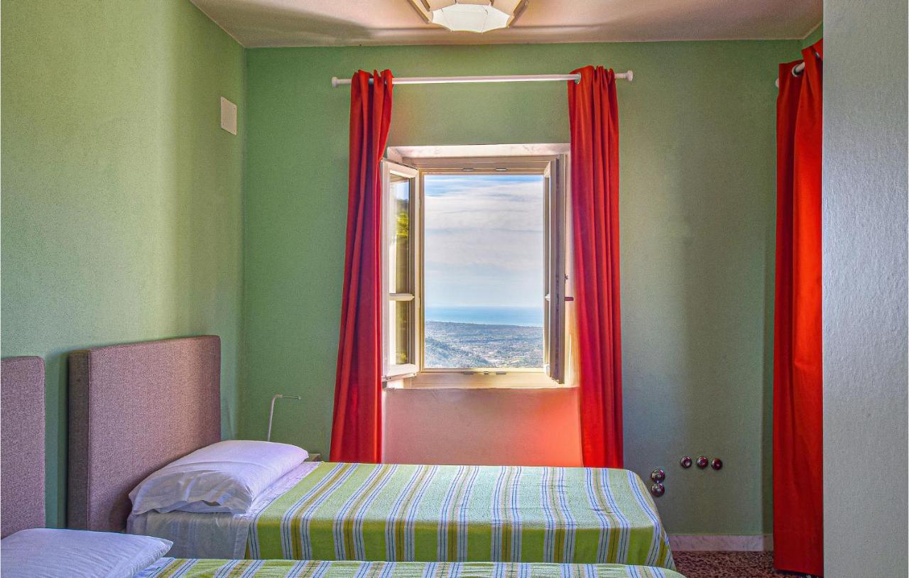 5 Bedroom Amazing Home In Fabbiano Fabbiano  Luaran gambar