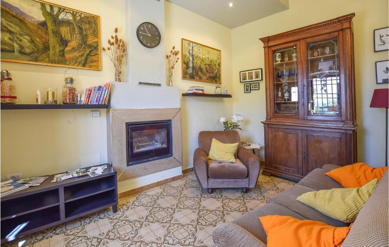 5 Bedroom Amazing Home In Fabbiano Fabbiano  Luaran gambar