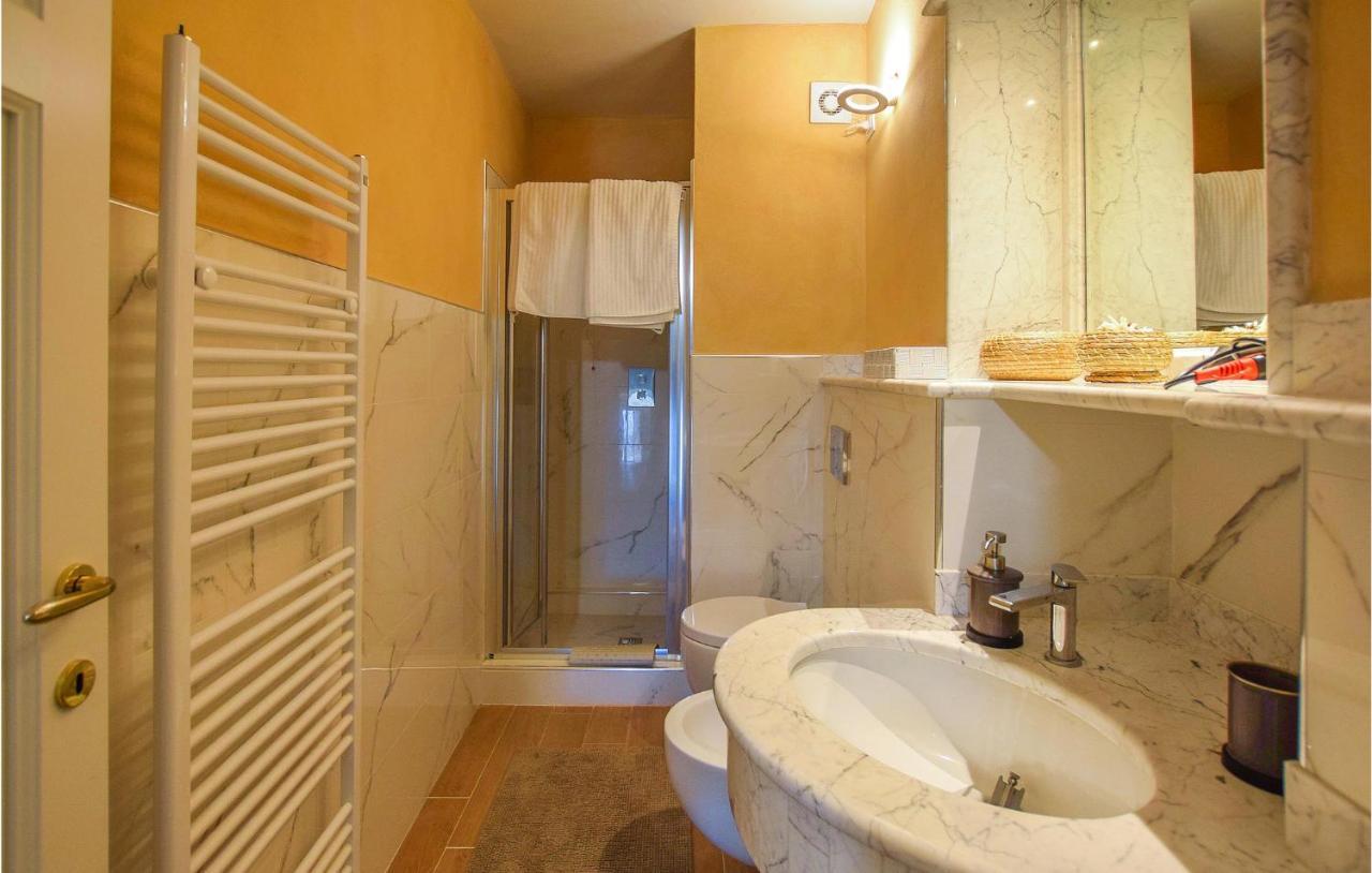5 Bedroom Amazing Home In Fabbiano Fabbiano  Luaran gambar