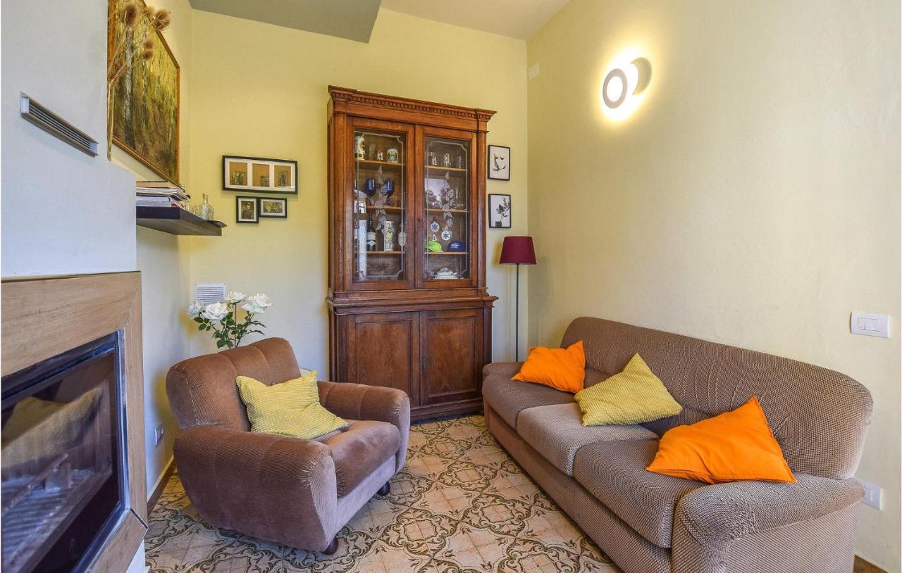 5 Bedroom Amazing Home In Fabbiano Fabbiano  Luaran gambar