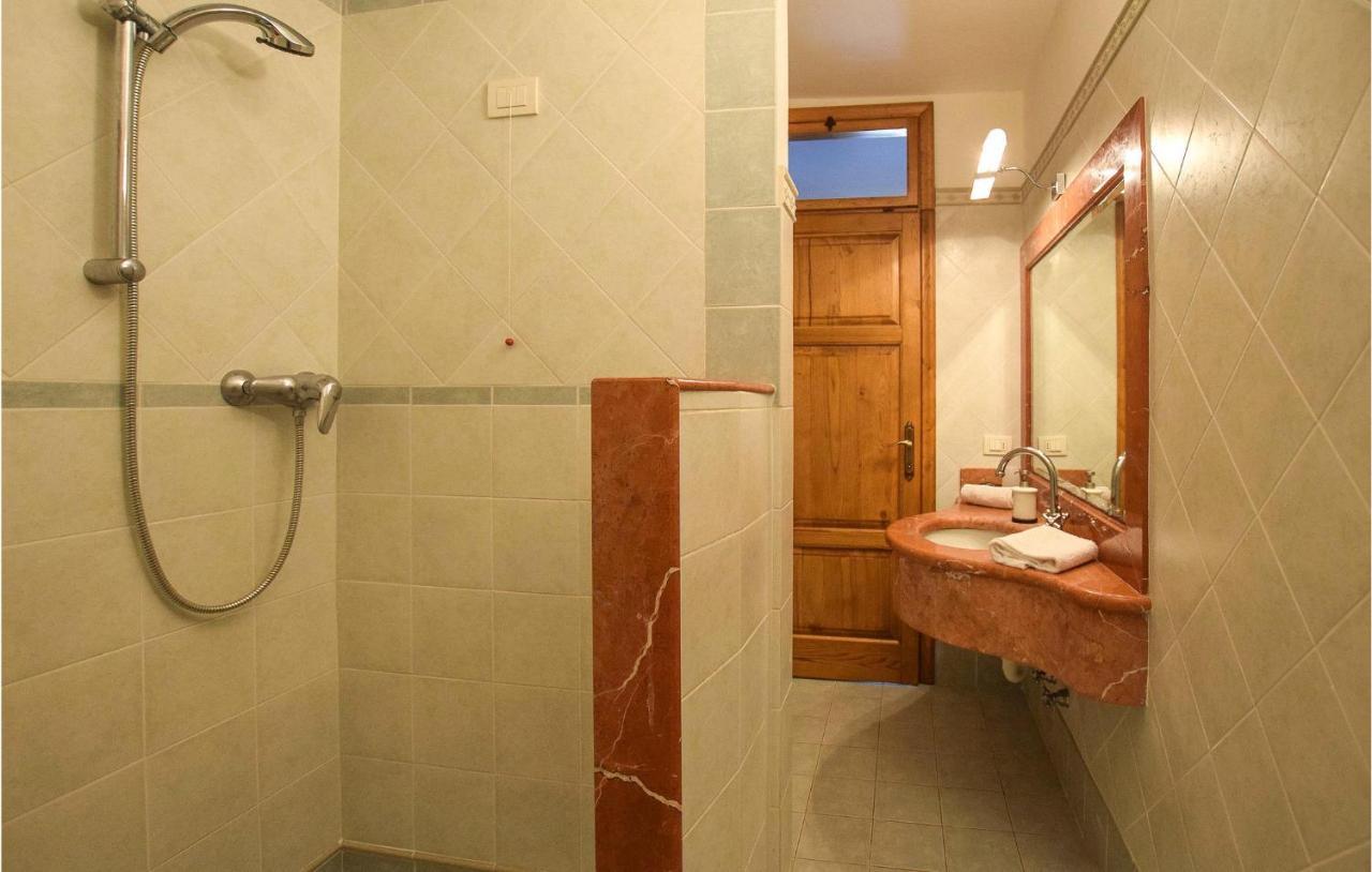 5 Bedroom Amazing Home In Fabbiano Fabbiano  Luaran gambar